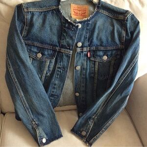 Levi’s Medium Wash Denim Jacket Raw Hem Collar Size M